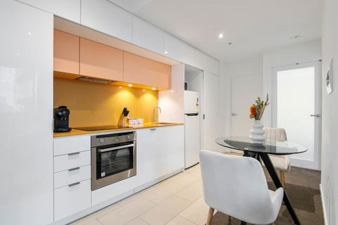 Modern 2BR Apt W City Views, Balcony & Wi-Fi - Kawana Tourism 1