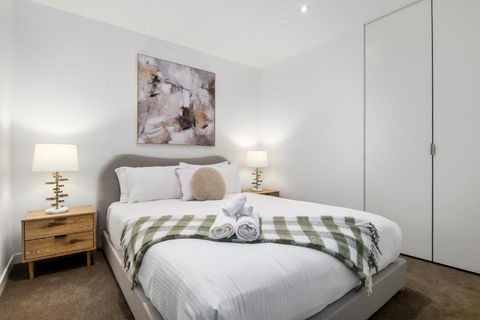 Modern 2BR Apt W City Views, Balcony & Wi-Fi - Kawana Tourism 3