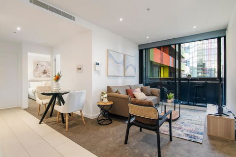 Modern 2BR Apt W City Views, Balcony & Wi-Fi - Kawana Tourism 2