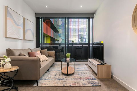 Modern 2BR Apt W City Views, Balcony & Wi-Fi - Kawana Tourism 0