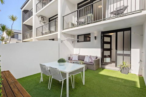 Modern Courtyard Oasis For Easy Beachside Living - Kawana Tourism 0
