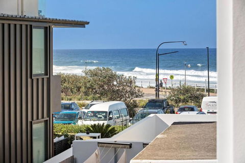 Modern Courtyard Oasis For Easy Beachside Living - Kawana Tourism 1