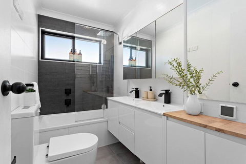 Modern Courtyard Oasis For Easy Beachside Living - Kawana Tourism 2
