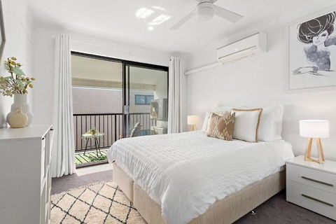Modern Courtyard Oasis For Easy Beachside Living - Kawana Tourism 3