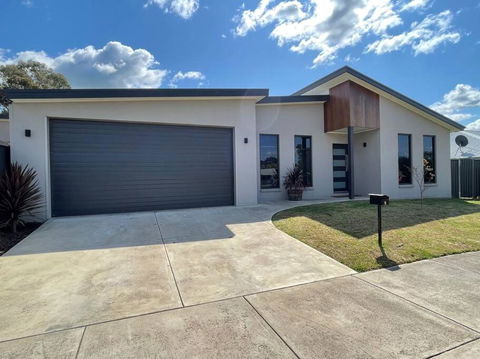 Modern Home Away From Home - Kawana Tourism 0