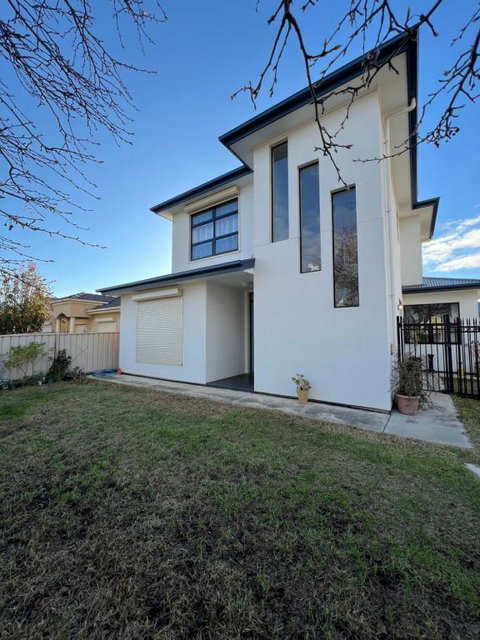 Modern House Between Airport And Sea - Kawana Tourism 3