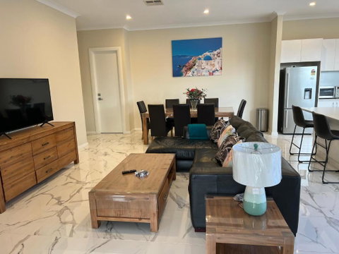 Modern House Between Airport And Sea - Kawana Tourism 1