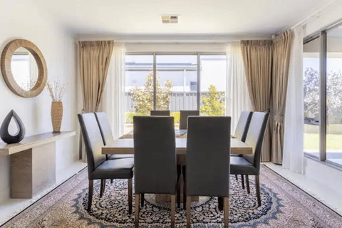 Modern Mansion In Lightsview By Host Solutions - Kawana Tourism 3