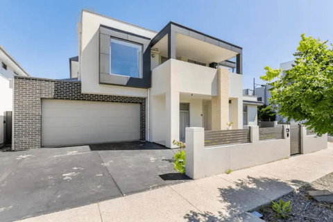 Modern Mansion In Lightsview By Host Solutions - Kawana Tourism 1