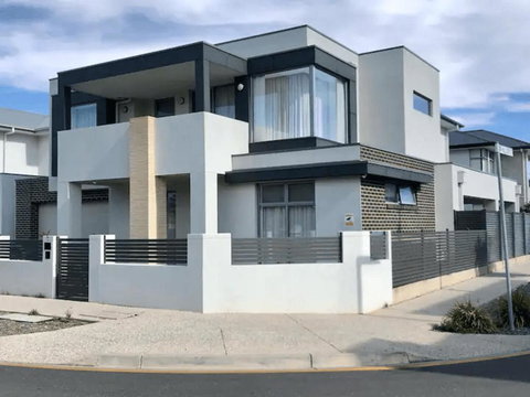 Modern Mansion In Lightsview By Host Solutions - Kawana Tourism 0