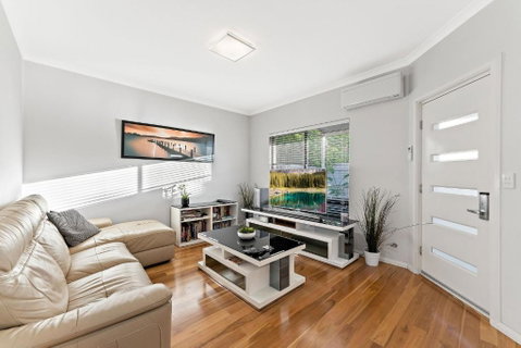Modern Scarborough Townhouse - Kawana Tourism 1