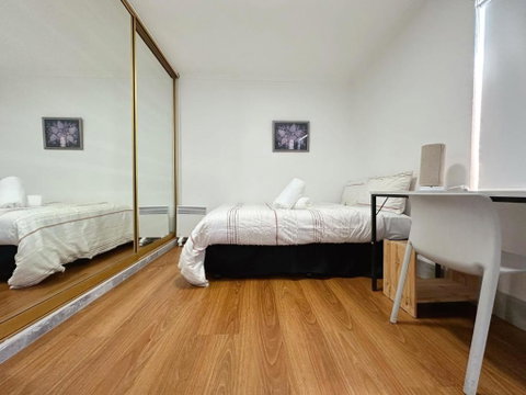 Montrose Double Bed Room Close To City - Kawana Tourism 1