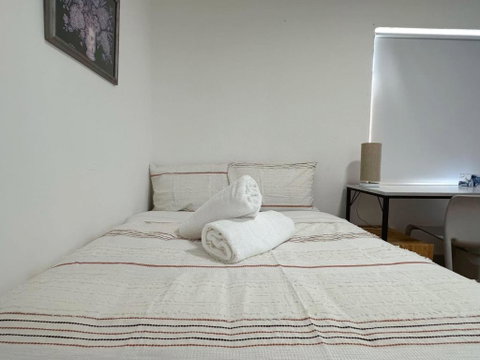 Montrose Double Bed Room Close To City - Kawana Tourism 3