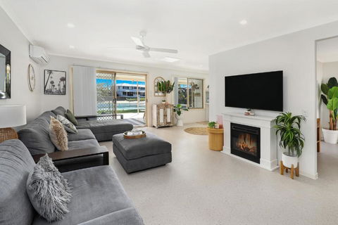 Mooloolaba Waterfront 4 Bedroom Pet Friendly House - Kawana Tourism 1