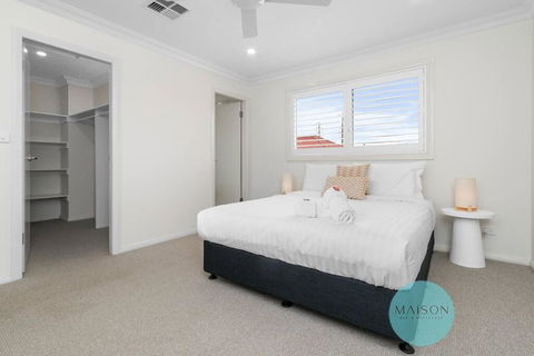 Modern Townhouse In The Heart Of Adamstown - Kawana Tourism 1