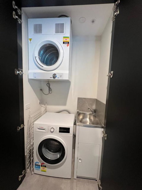 New Modern 1BR Apt Near Dickson - Kawana Tourism 2