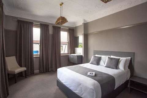 Nags Head Hotel - Kawana Tourism 0