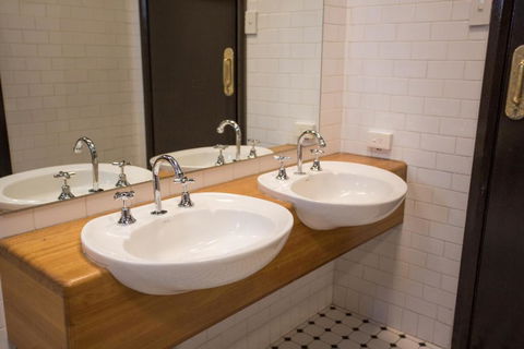 Nags Head Hotel - Kawana Tourism 3