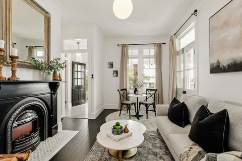 Narraweema Guesthouse - Historic Luxury BnB Retreat - Kawana Tourism 0