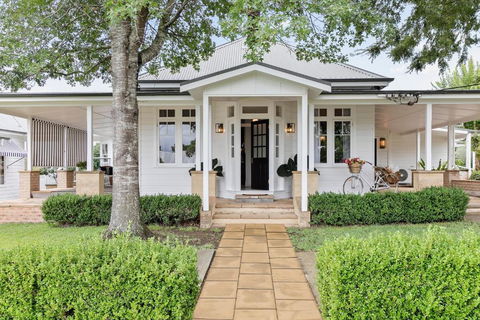 Narraweema Guesthouse - Historic Luxury BnB Retreat - Kawana Tourism 1