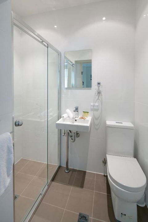Neutral Bay Lodge - Kawana Tourism 1
