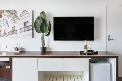 NEW Stunning Central Surfers Studio Apartment. - Kawana Tourism 3