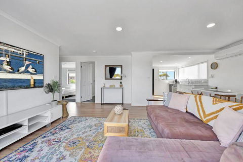 New Property Seabreeze Bungalow - Lakeview Sunset Delight At Sunshine On Lake Macquarie - Kawana Tourism 3