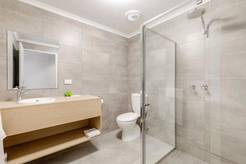 Nightcap At Findon Hotel - Kawana Tourism 3