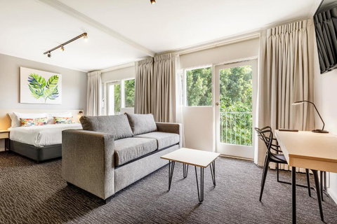 Nightcap At Findon Hotel - Kawana Tourism 2