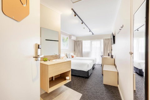 Nightcap At Findon Hotel - Kawana Tourism 1