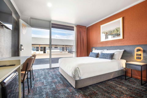 Nightcap At Horse & Jockey Hotel Warwick - Kawana Tourism 0