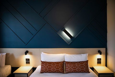 Nightcap At Sandown Park Hotel - Kawana Tourism 1