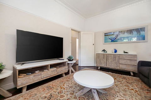 North Beach Cottage By Swan Bnb Management - Kawana Tourism 0