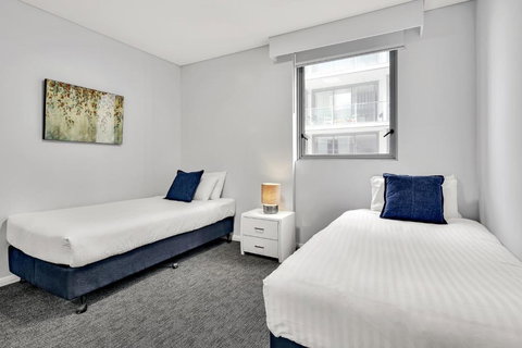 North Sydney Large Two Bedroom MIL2252402 - Kawana Tourism 3