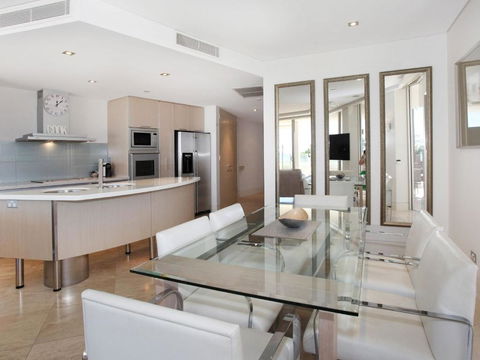 Oceans 201 Luxurious Beachfront Apartment - Kawana Tourism 3