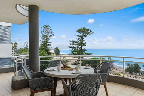 Ocean Vista Escape - A Lofty Beachfront Penthouse - Kawana Tourism 1