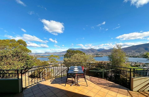 Oceanview Chic Villa 20 Min To CBD - Kawana Tourism 1