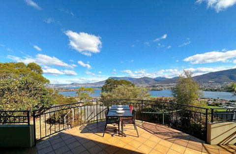 Oceanview Chic Villa 20 Min To CBD - Kawana Tourism 0
