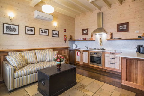 Old Bank Boutique Hotel - Kawana Tourism 2
