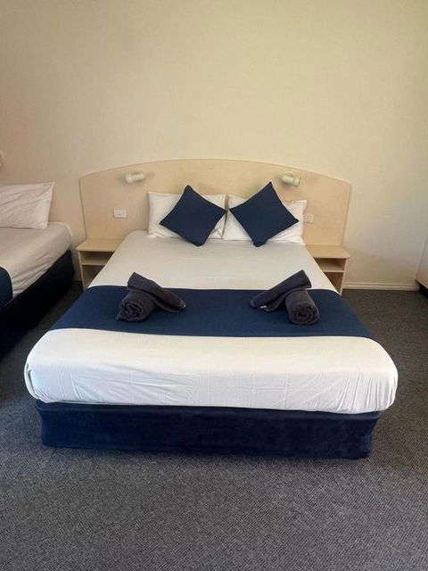 Outback Quarters Motel Hay And Restaurant - Kawana Tourism 0