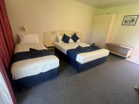 Outback Quarters Motel Hay And Restaurant - Kawana Tourism 2