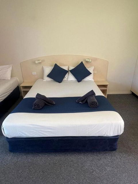Outback Quarters Motel Hay And Restaurant - Kawana Tourism 3