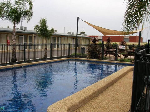 Overlander Hotel Motel - Kawana Tourism 3