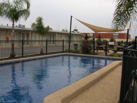 Overlander Hotel Motel - Kawana Tourism 0