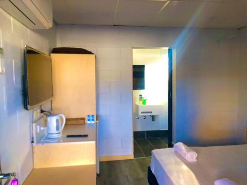 OXFORD HOTEL MOTEL - Kawana Tourism 0