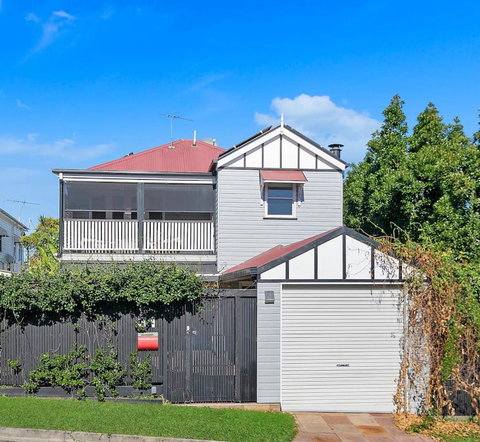 Paddington Cottage - A Classic Queenslander Stay - Kawana Tourism 0