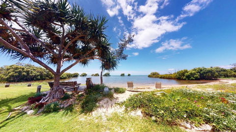 Palazzo On The Beach - Beachmere - Kawana Tourism 0