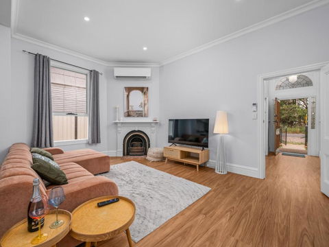 Palm Cottage - Kawana Tourism 1