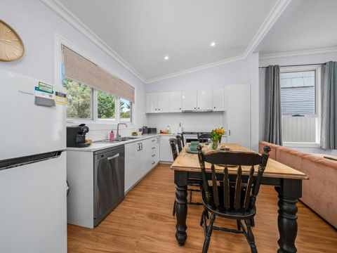 Palm Cottage - Kawana Tourism 2