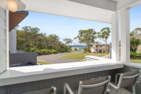 Paradise, 1-2B Bagnall Ave - Water Views, Air Con, Wi-Fi, Dog Friendly - Kawana Tourism 0